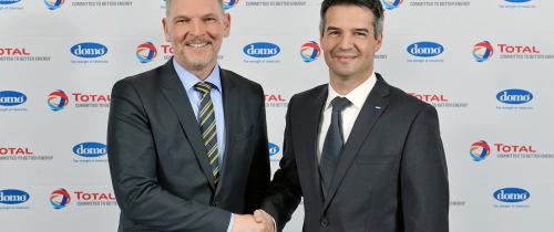 Luc De Raedt (General Manager DOMO Caproleuna GmbH) and Dr. Willi Frantz (General Manager TOTAL Raffinerie Mitteldeutschland GmbH) seal the 60-millions joint project with a handshake.