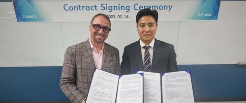 From left to right:  DOMO Asia Pacific General Manager Fabrizio Cochi and MIKA INC. Vice Chairman Kim (Andrea) Jong-hyeon after the contract signing. 