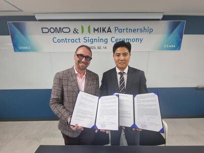 From left to right:  DOMO Asia Pacific General Manager Fabrizio Cochi and MIKA INC. Vice Chairman Kim (Andrea) Jong-hyeon after the contract signing. 